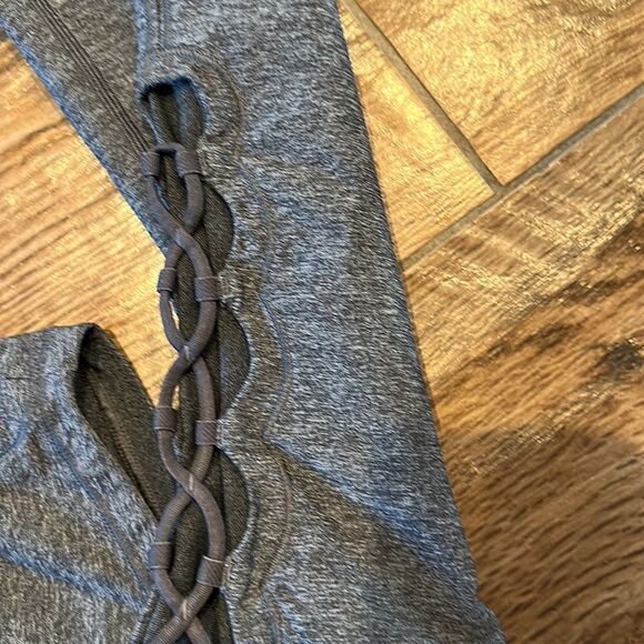 🧘♀️ Lululemon Cropped Gray Leggings - Size 8 - Perfect Condition - Picture 3 of 5